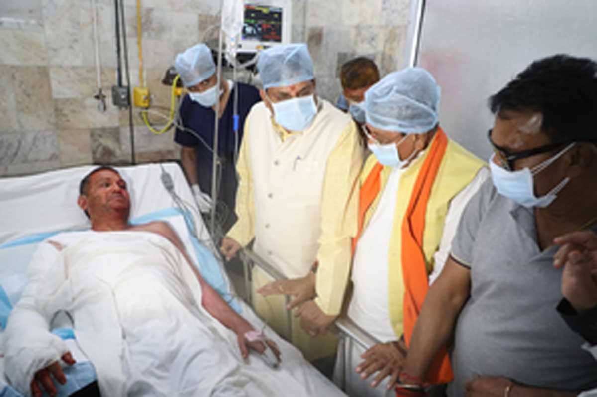 उज्जैन के महाकाल के गर्भगृह में आग से 13 झुलसे, मुख्यमंत्री ने जाना घायलों का हाल